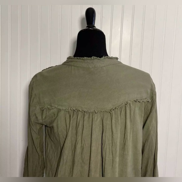 Sundance Womens Green Button Down Shirt with Ruffled Edge Size Medium Pockets - Picture 7 of 15